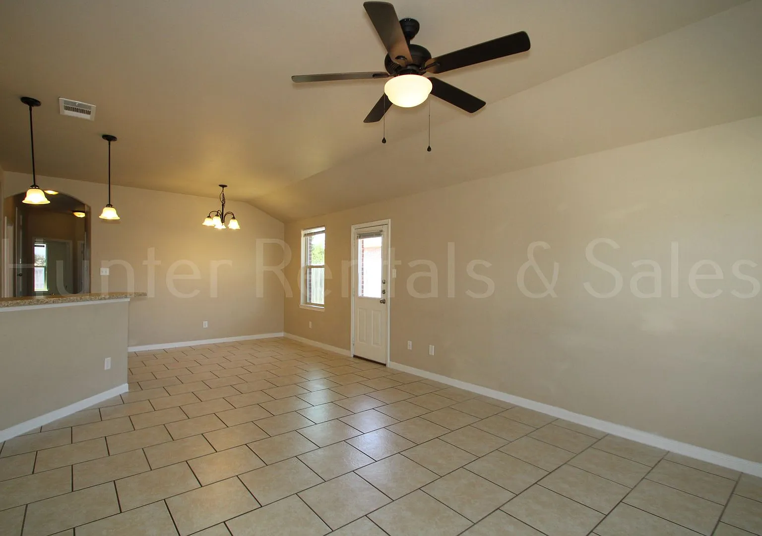 Spacious 3-Bedroom Duplex with Fenced Yard & Garage — Photo 4