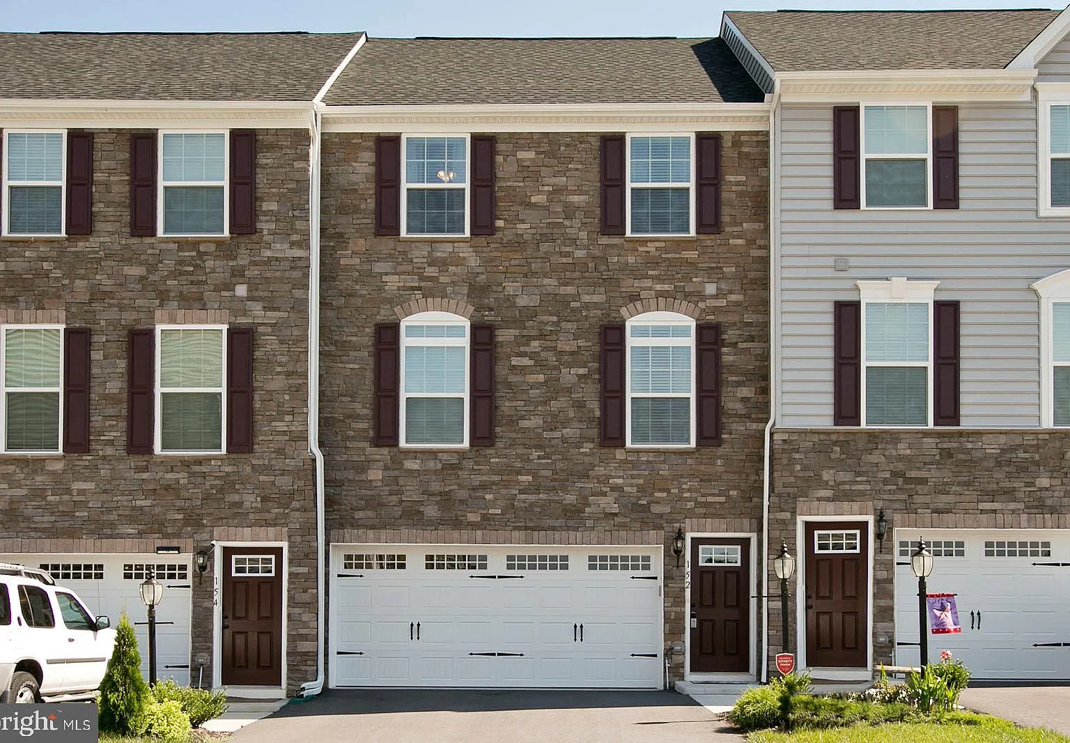 3 bed, 3.5 bath, 2439 sqft, $2,500 — Photo 1