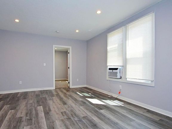 3rd image of 308 Como Ave APT 2