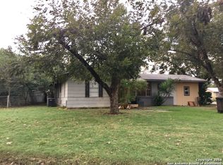 204 Cardinal Dr, Devine, TX 78016