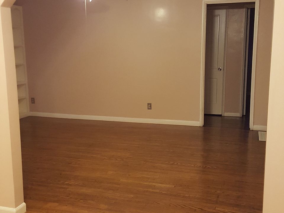 Spacious Living room w/hardwood floors and ceiling fan