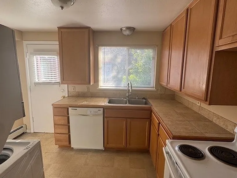1809 Emery St — Photo 8