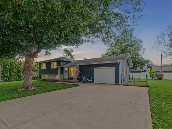 210 Brookview Dr, Farmer City, IL 61842