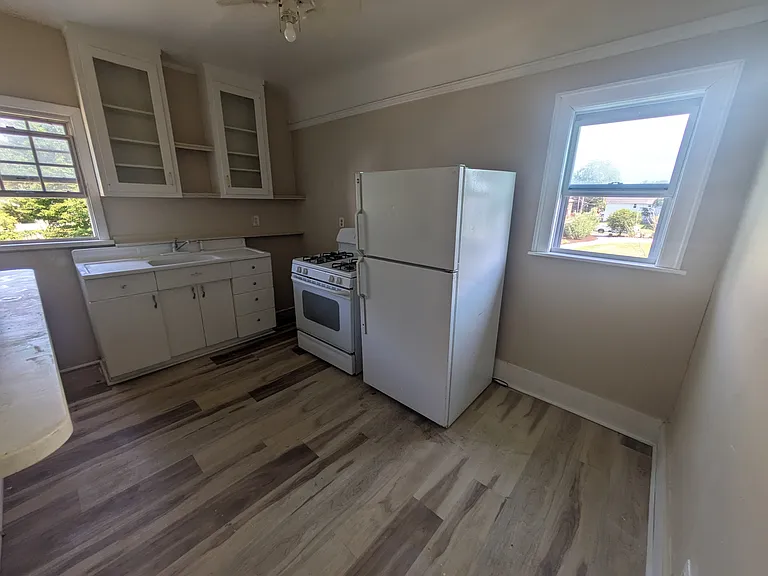 433 E 6th St #5 — Photo 3