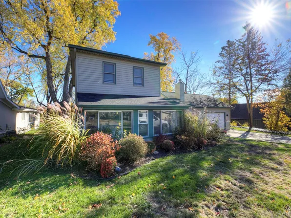 212 Hillcroft Dr, Walled Lake, MI 48390