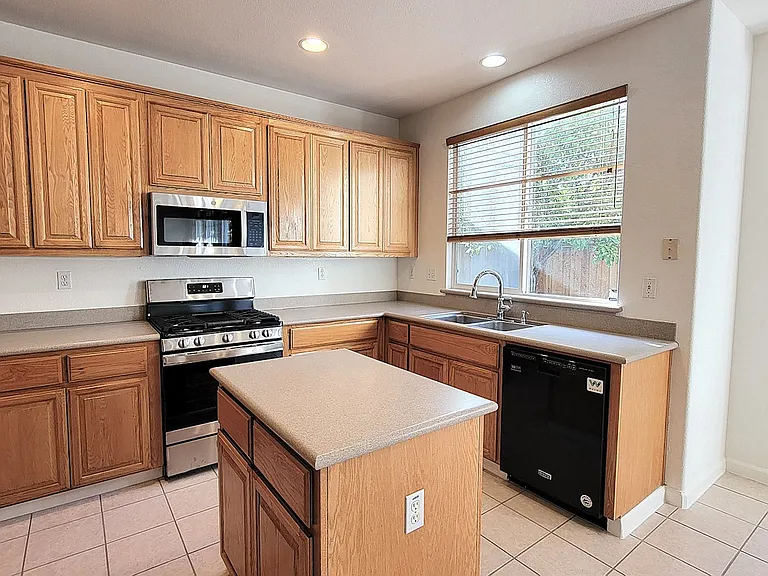 925 Gates St — Photo 16