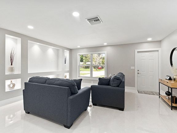 4th image of 317 NE Floresta Drive