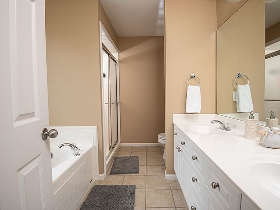 5th image of 2217 Castle Hill Ln