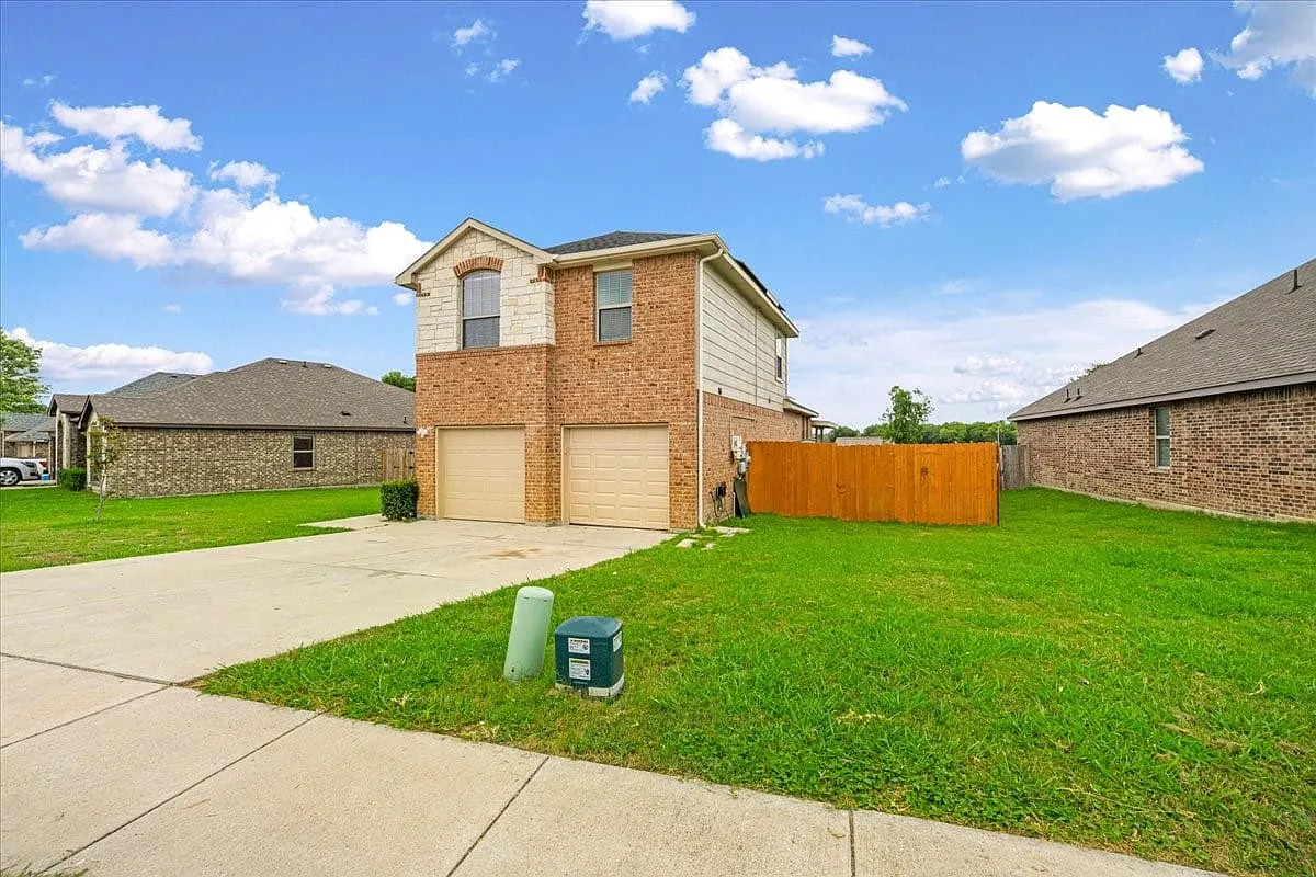 4 bed, 2.5 bath, 2075 sqft, $2,350 — Photo 2