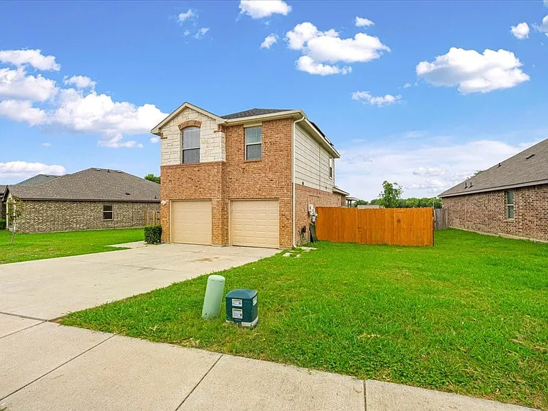 710 Woodcrest Dr — Photo 2