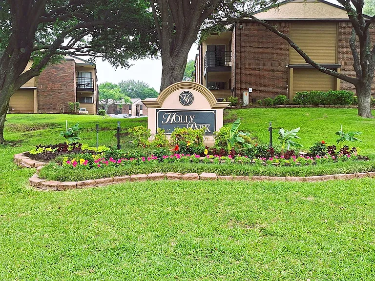 Holly Park — Photo 2