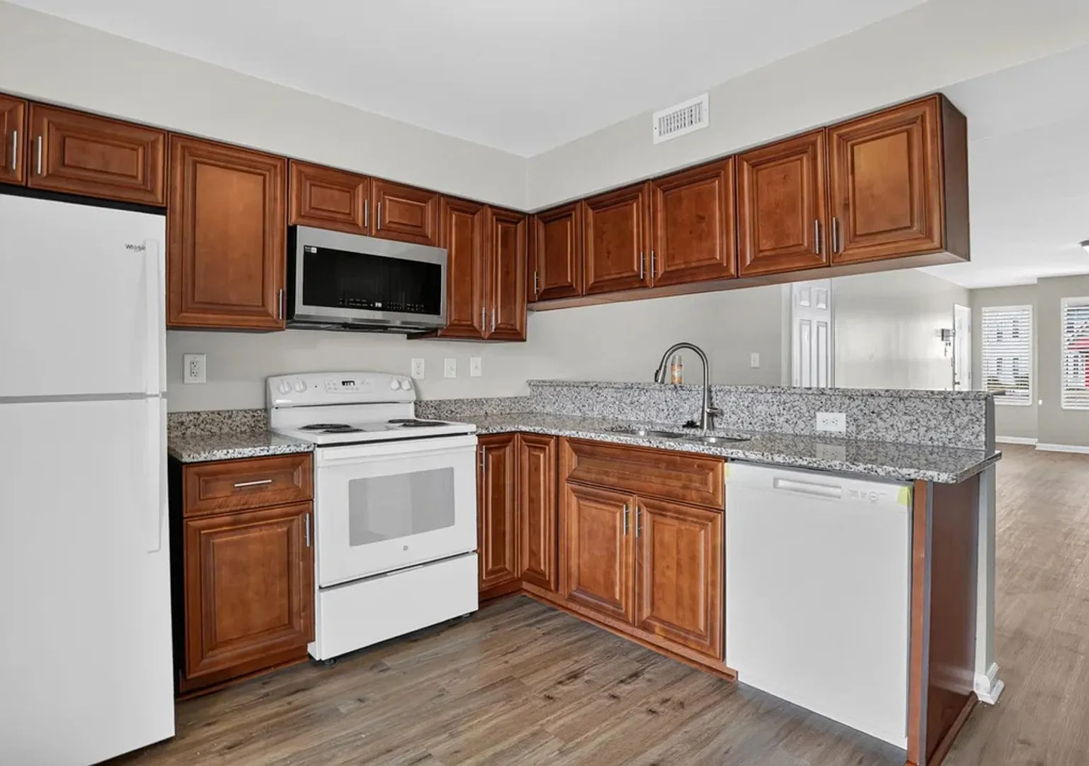 Charming 2BR Condo in Norfolk — Photo 2