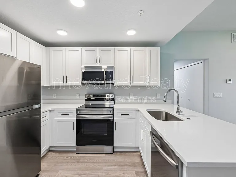 Las Palmas Apartments — Photo 16