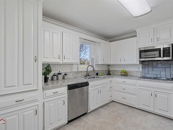 5th image of 381 Leo Ave
