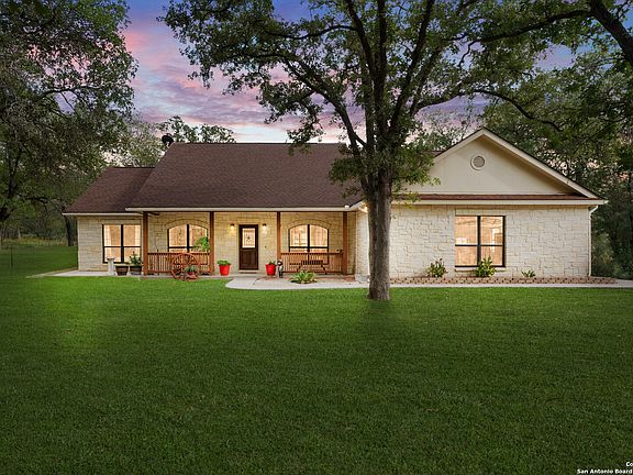 2nd image of 205 Oak Hollow Dr