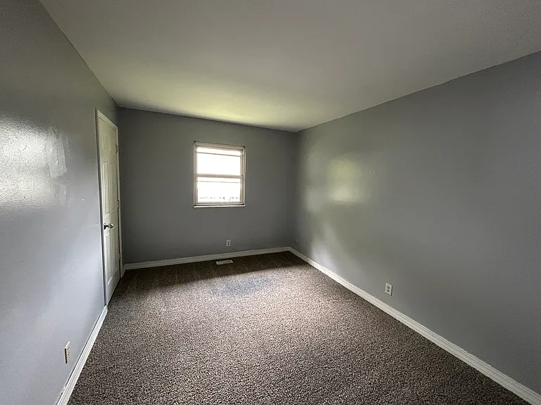 2524 Hawthorne Ave — Photo 5