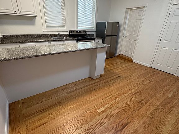 3rd image of 1053 Oak St #105