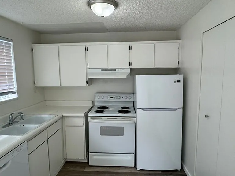 2000 Brookhurst St #27 — Photo 2