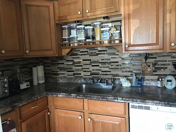 2nd image of 205 Greenbrier Cir