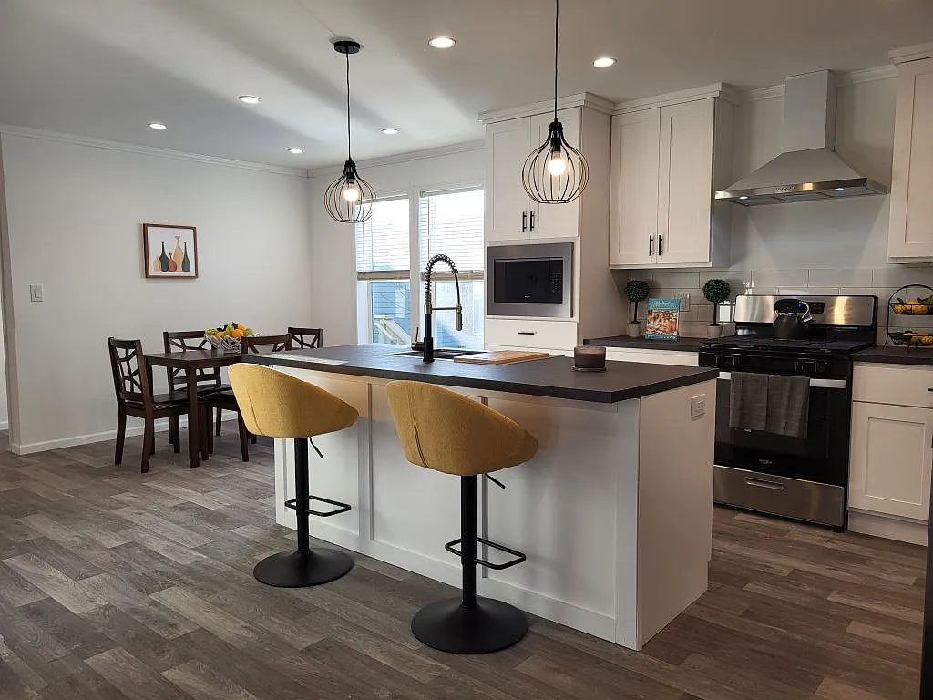 3 bed, 2.0 bath, 1356 sqft, $2,050 — Photo 3