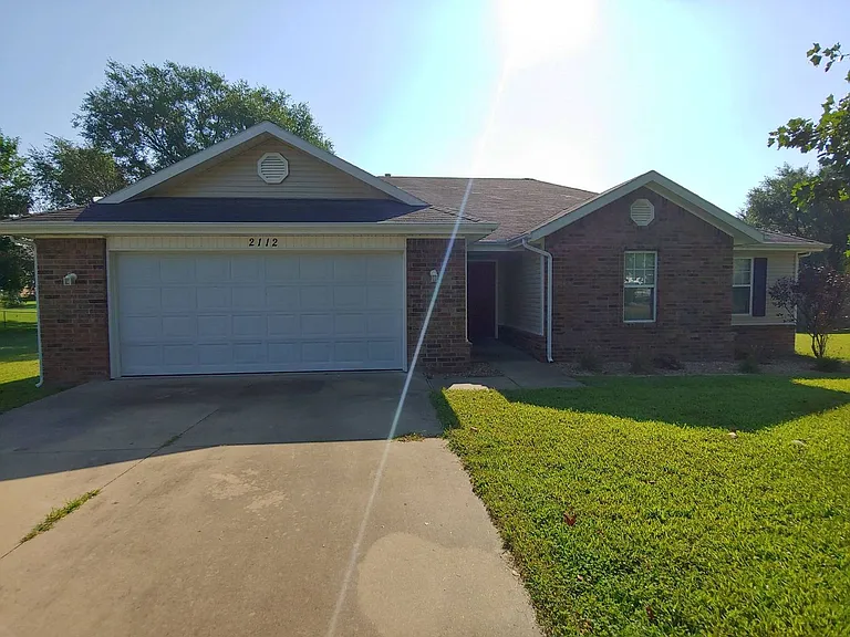 2112 Ford St — Photo 1