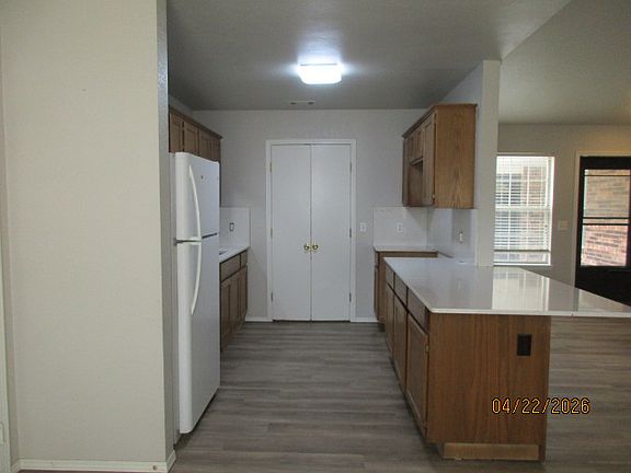 3rd image of 716 N Daisy Ln
