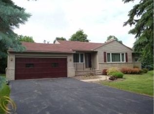 496 Sarsfield Dr, Rochester Hills, MI 48307