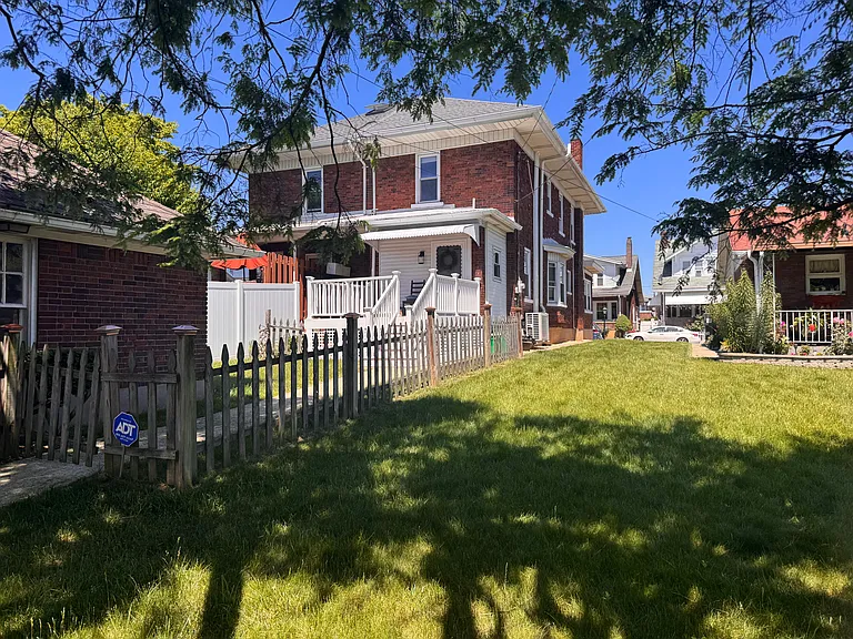 1926 W Green St — Photo 3