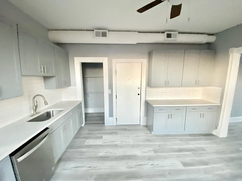 2 bed, 800 sqft, $1,600 — Photo 3