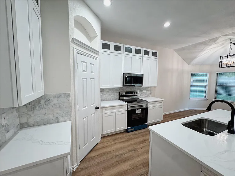 7504 Shasta Dr — Photo 10
