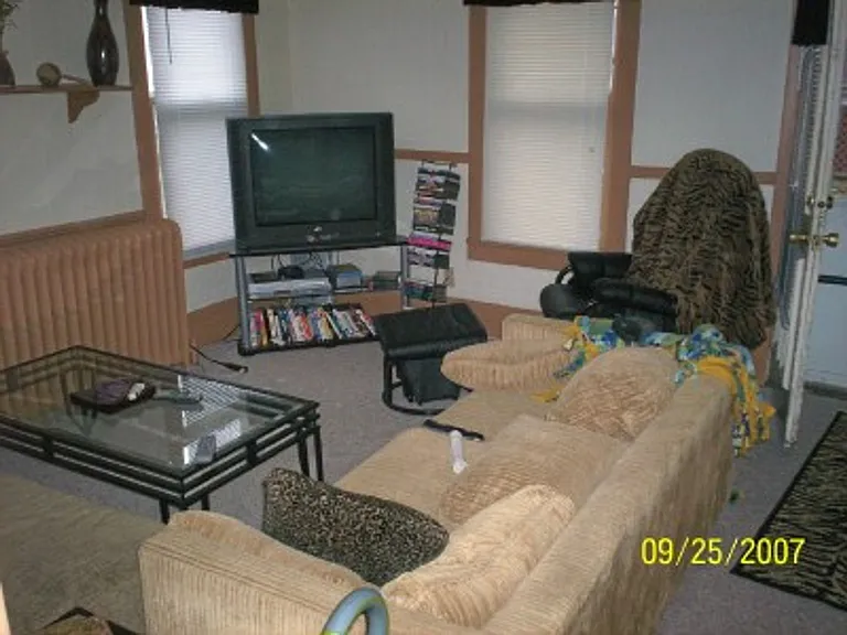 539 W Doty St — Photo 4