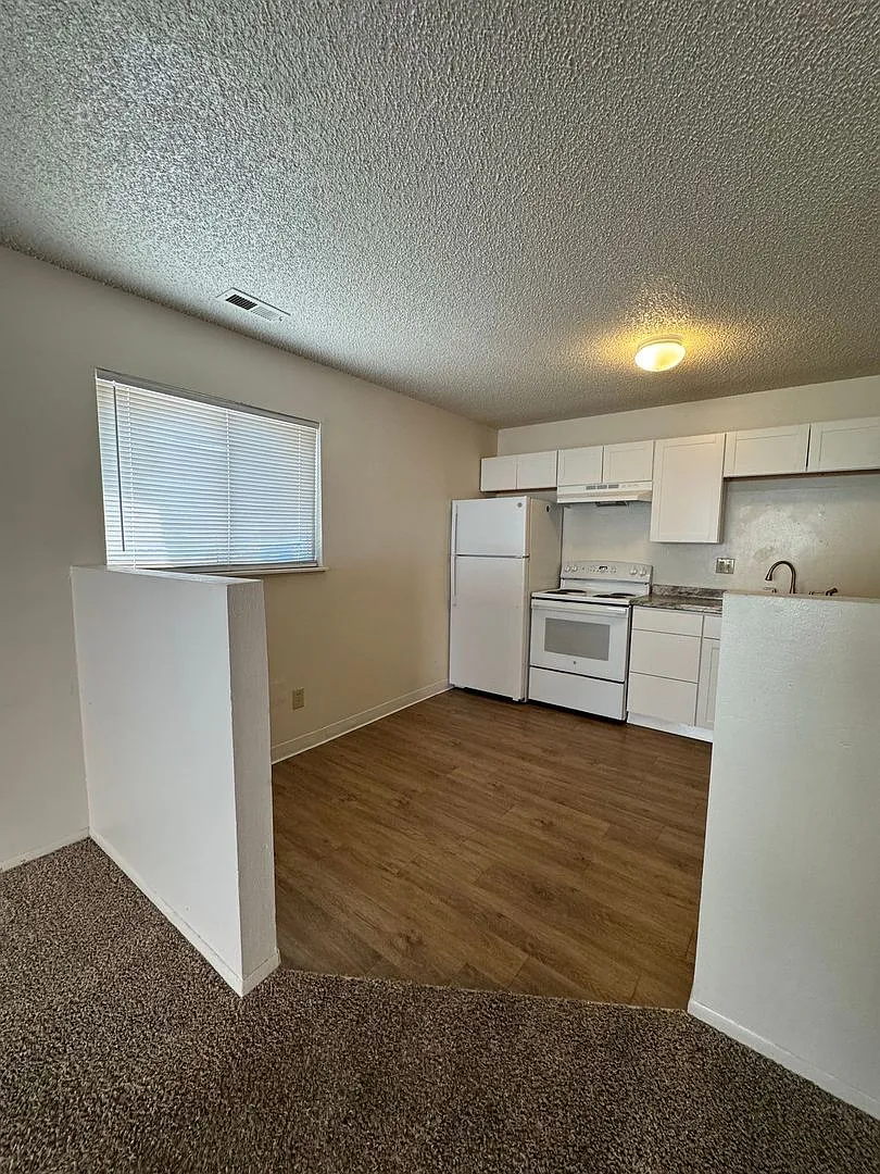 Cute 2 Bedroom Apartment for Rent on Provincial Drive — Photo 4