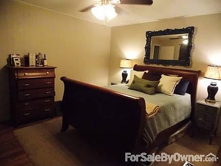 Master Bedroom : Brand new laminate wood flooring under the rug. Walk-in closet