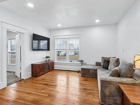 3rd image of 278 W Pine St