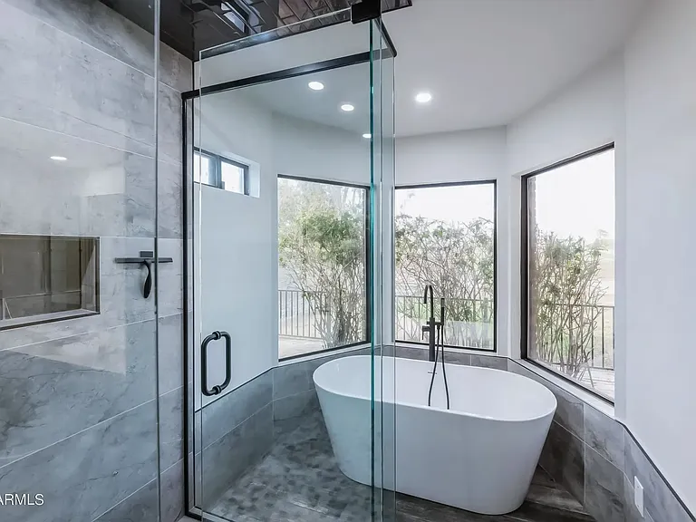 Master bath, tub, & shower.