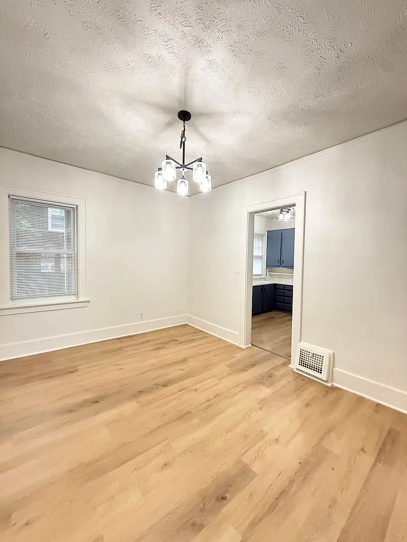 Available Now! Midtown 4 Bedroom Townhome — Photo 2