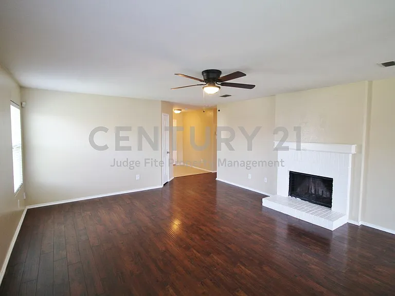 321 Briar Oaks Dr — Photo 2