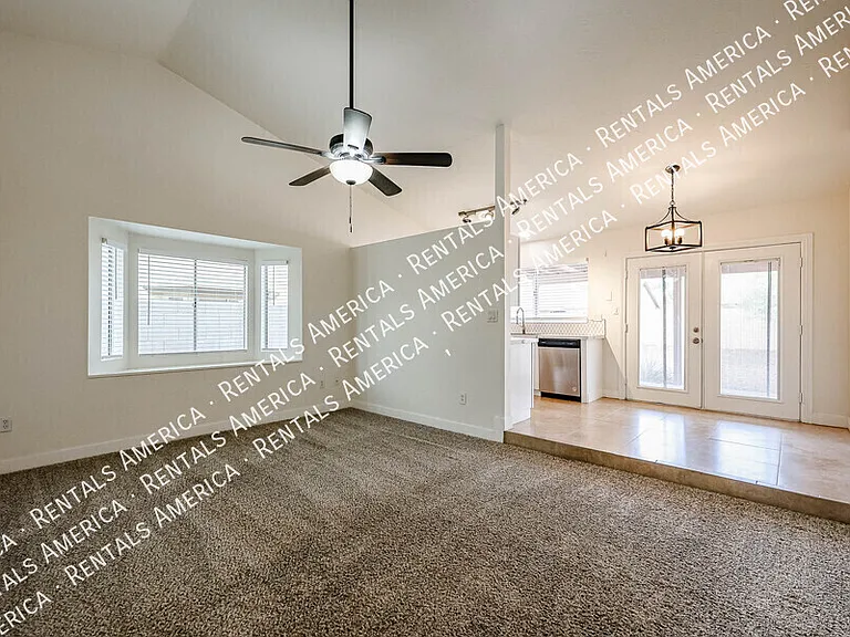 2842 E Irwin Ave — Photo 4
