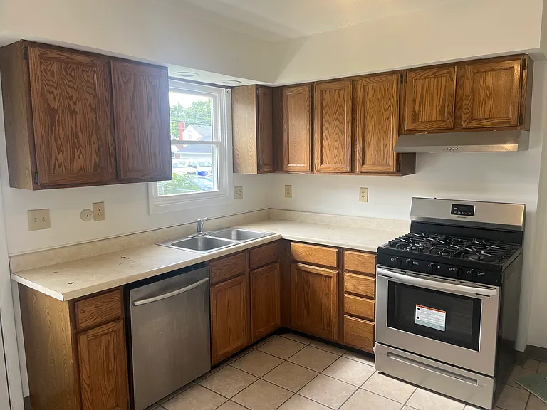 917 Thomas Rd — Photo 5
