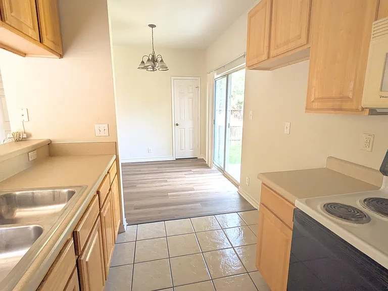 932 Misty Acres Dr — Photo 9