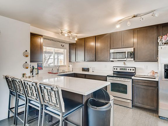 5th image of 1042 W Hickory St