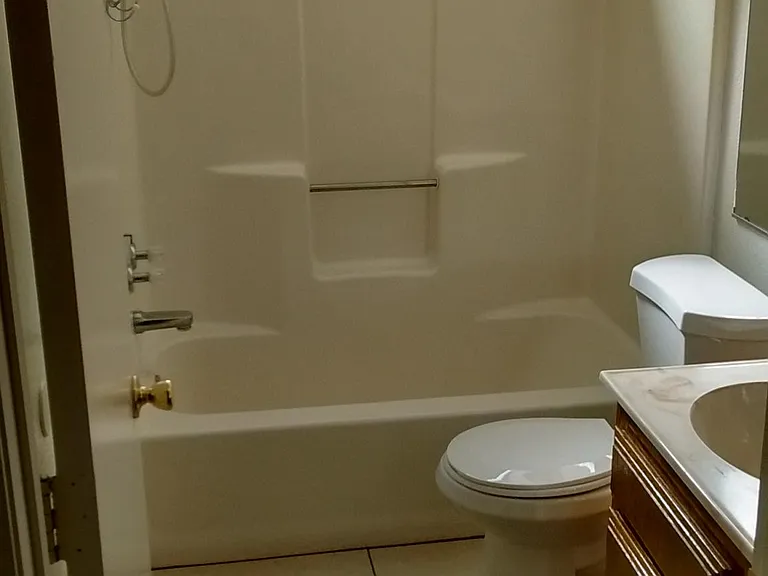 Middle Full bath