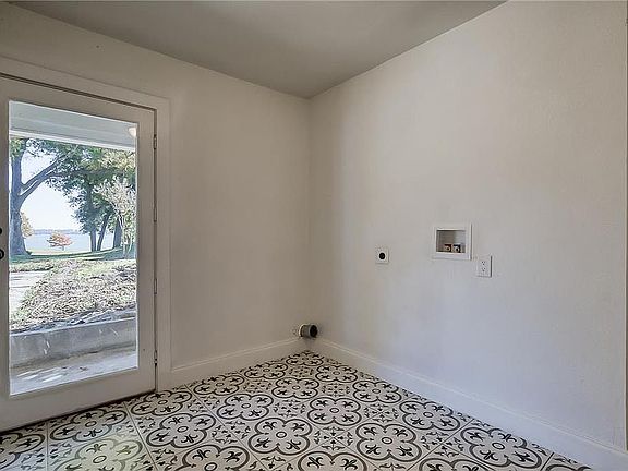 5th image of 402 Point Royal Dr