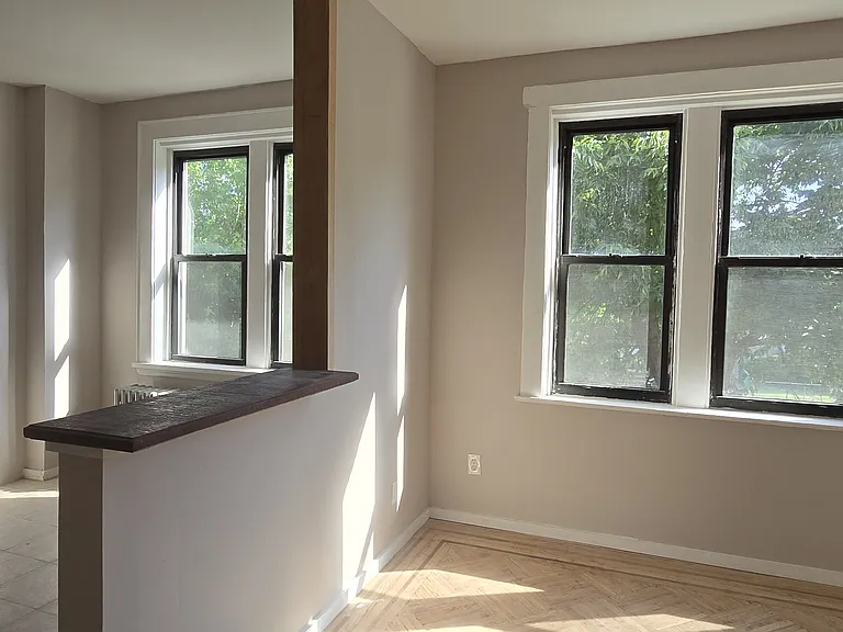 31 Park Ave W — Photo 6