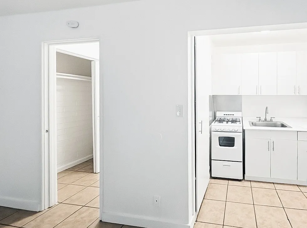 Studio, 400 sqft, $899 — Photo 2
