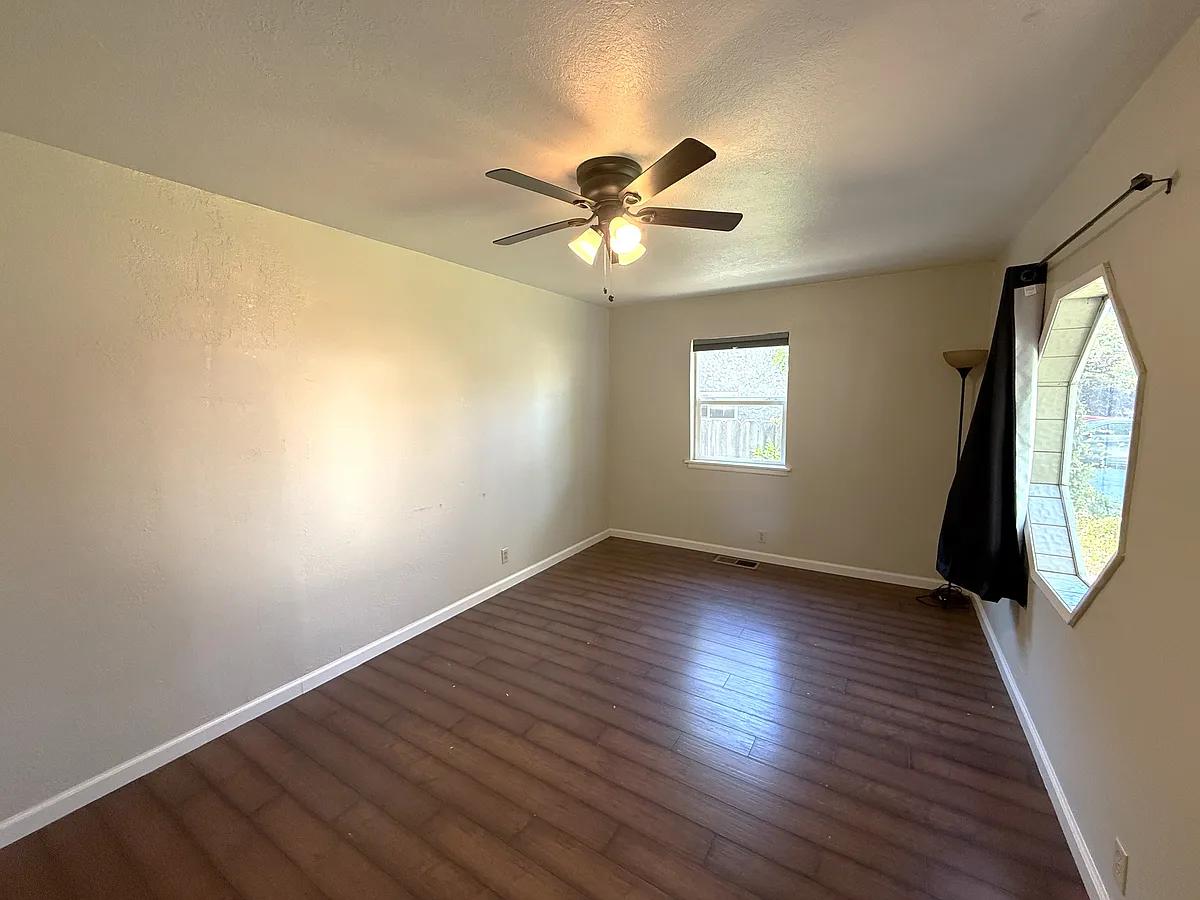 Building Photo - 390 Ash St #1