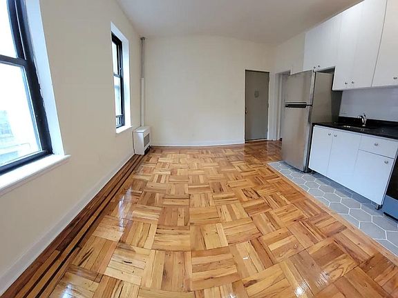 2nd image of 4215 College Point Blvd #C31