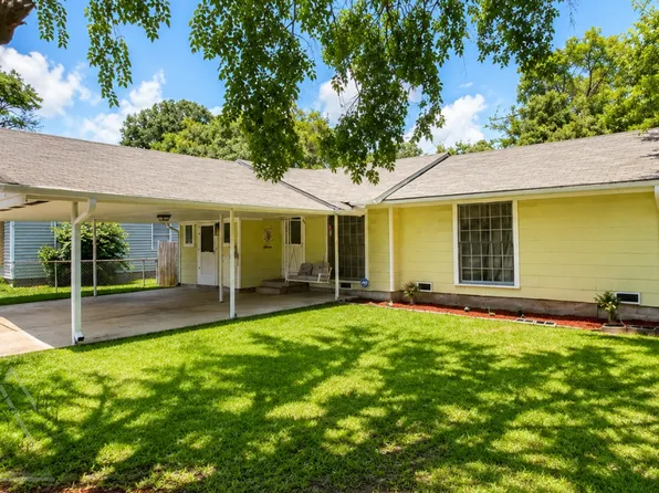 845 Singapore Dr, Wake Village, TX 75501