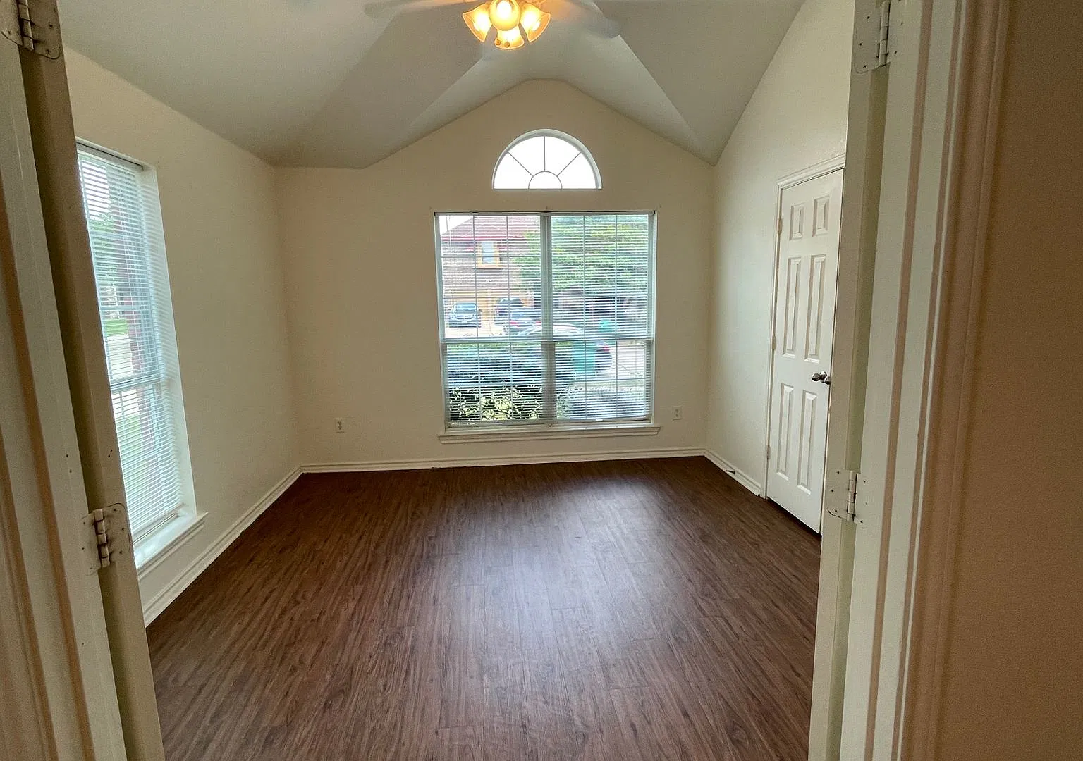 Beautiful Single Story in Cedar Hill — Photo 4