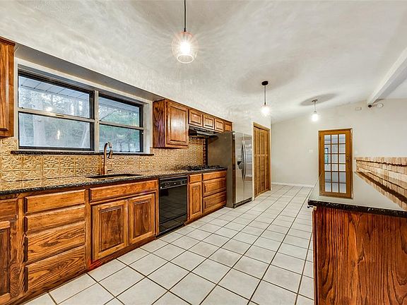 4th image of 914 Jungle Dr